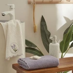 كاراتشا هوم لافندر طقم مناشف يد ووجه مطرزة قطعتين 30×50 و50×90 سم بتصميم أنيق وناعم للحمام - كراجا