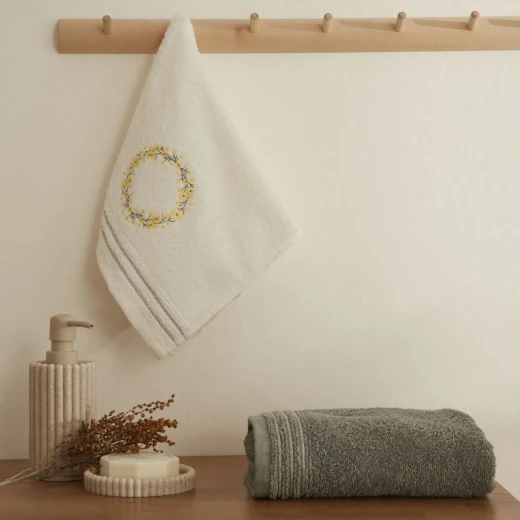طقم مناشف كاراجا هوم تينا قطعتين مطرزة لليد والوجه، مقاسات 30×50 و50×90 سم من القطن 100% ناعم وعالي الامتصاص