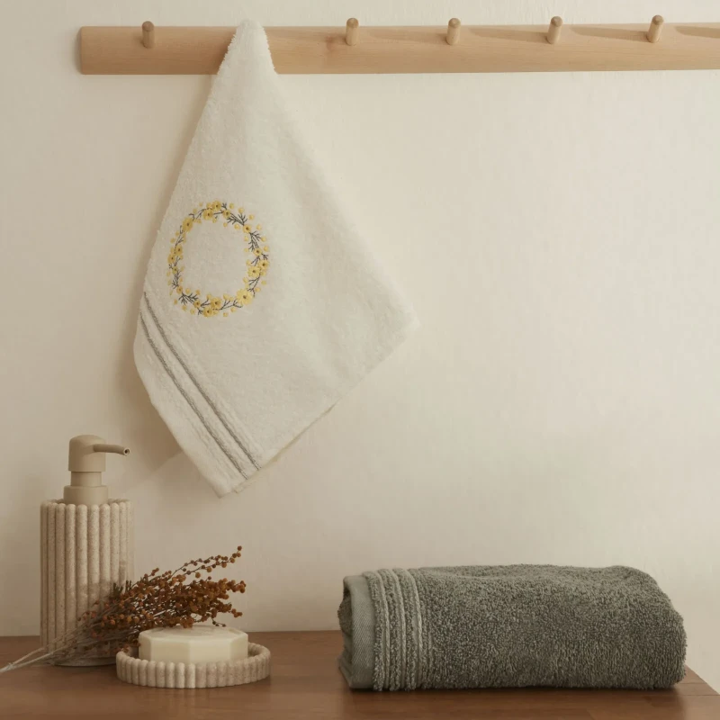 طقم مناشف كاراجا هوم تينا قطعتين مطرزة لليد والوجه، مقاسات 30×50 و50×90 سم من القطن 100% ناعم وعالي الامتصاص - كراجا