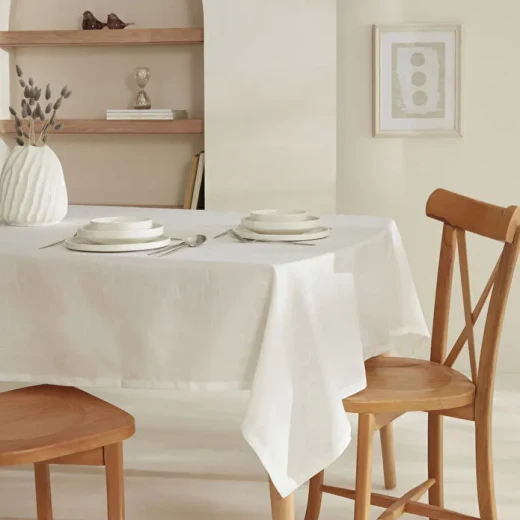 مفرش طاولة كاراجا هوم بيبل باللون الأبيض مقاس 140×200 سم من البوليستر بتصميم أنيق وسهل التنظيف للمنزل والسفرة - كراجا - Image 2
