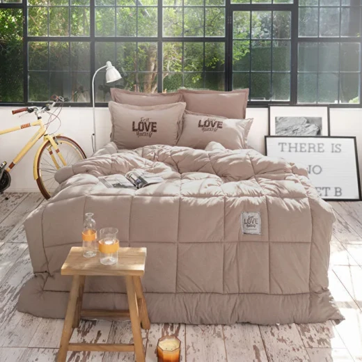 طقم نوم مزدوج كاراجا هوم موتو كوتون كومفورت لون بيج، لحاف 200×220 سم وملاءة مطاطية و2 كيس وسادة بتصميم أنيق ومريح طقم نوم مزدوج كاراجا هوم موتو كوتون كومفورت لون بيج، لحاف 200×220 سم وملاءة مطاطية و2 كيس وسادة بتصميم أنيق ومريح