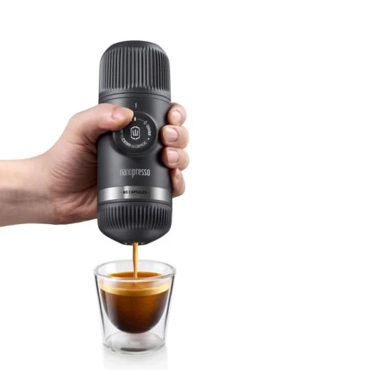 ماكينة إسبرسو محمولة Wacaco Nanopresso باللون الأسود مع NS Adapter، ضغط 18 بار، خفيفة 336 جم، للقهوة المطحونة وكبسولات NS - واكاكو - Image 2