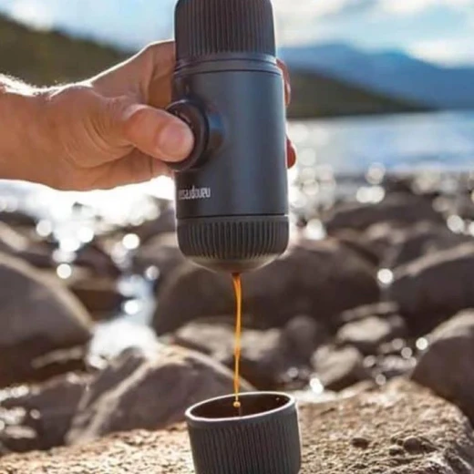 ماكينة إسبرسو محمولة Wacaco Nanopresso باللون الأسود مع NS Adapter، ضغط 18 بار، خفيفة 336 جم، للقهوة المطحونة وكبسولات NS - واكاكو - Image 4