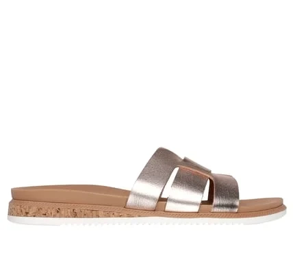 صنادل BOBS من Skechers Desert Kiss Low النسائية الأنيقة باللون الذهبي، تتميز بحزام من الجلد النباتي، حافة نعل أوسط من الفلين، وبطانة قدم مريحة من Skechers Plush Foam، مقاس ٣٦.٥