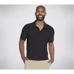 قميص بولو رجالي من سكيتشرز GO DRI® All Day Solid باللون الأسود. يتميز بنسيج جيرسي ناعم وخفيف الوزن، وأكمام قصيرة، وياقة قائمة ذاتيًا، وفتحة بأزرار 3. المقاس S. - سكيتشرز