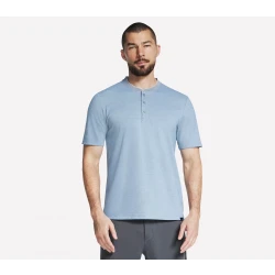 تي شيرت رجالي من سكيتشرز بنمط هينلي بأكمام قصيرة أزرق مقاس كبير يتميز بنسيج GO DRI® بقطن معاد تدويره وياقة محبوكة مسطحة و 3 أزرار أمامية
