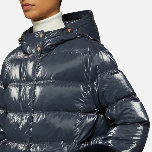 جاكيت Geox Skyely النسائي المنتفخ مبطن بلمسة نهائية معدنية وزخرفة من الفرو الصناعي باللون الكحلي، قصّة طويلة، مقاوم للرياح، مقاس 42 - حماية من الطقس البارد - سكايلي - Image 7