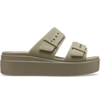 صنادل Crocs Brooklyn Buckle النسائية ذات الكعب المنخفض باللون البني مقاس 41-42 أحزمة قابلة للتعديل تقنية LiteRide للراحة تصميم متعدد الاستخدامات بناء خفيف الوزن مثالية للعمل واللعب - كروكس
