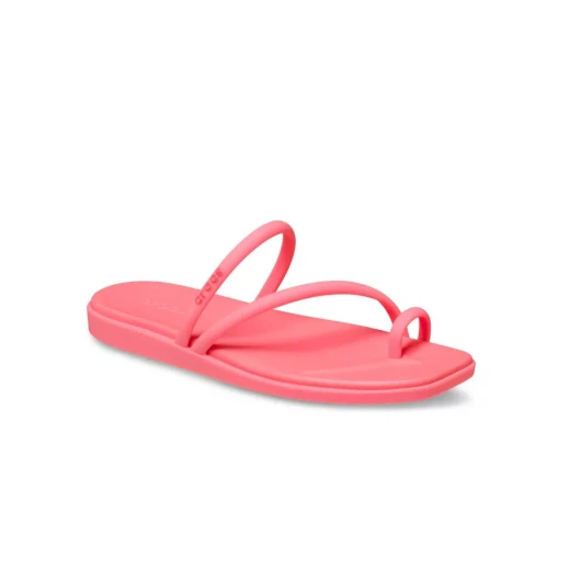 صنادل ميامي النسائية بحلقة عند الأصابع باللون الأحمر بتصميم مربع عند الأصابع مقاس 37-38. صنادل أنيقة بأشرطة لإطلالة أنيقة. مثالية لإطلالات الصيف وملابس الشاطئ. - كروكس - Image 3