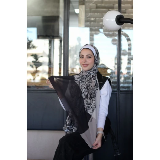 حجاب كاين بنقشة جلد الثعبان من الشيفون الجورجيت: وشاح ناعم ومريح لإطلالة أنيقة يومية، يتميز بنقوش حصرية، صنع في مصر، ومقاس طويل جدًا 300 × 70 سم