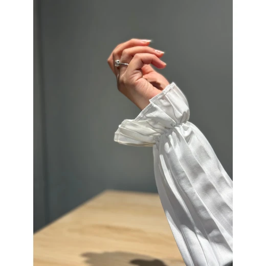 أكمام بيضاء مطوية للنساء إكسسوارات أزياء أنيقة تصميم 2024 متوفرة بمقاسات وأقمشة متعددة - Image 3