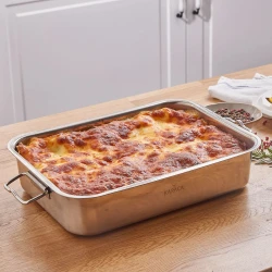 Karaca Mutfaksever Stainless Steel Lasagna Pot Size: 30 × 21 cm, perfect for lasagna and family-size dishes High-Quality Stainless Steel: Durable, rust-resistant material for long-lasting and healthy cooking.