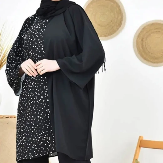 طقم سيدات محتشم مكوّن من قطعتين – تونيك بطبعة مميّزة وقصّة غير متناظرة مع بنطال واسع | إطلالة سوداء أنيقة مقاس واحد - ملابس لولو شوب - Image 2