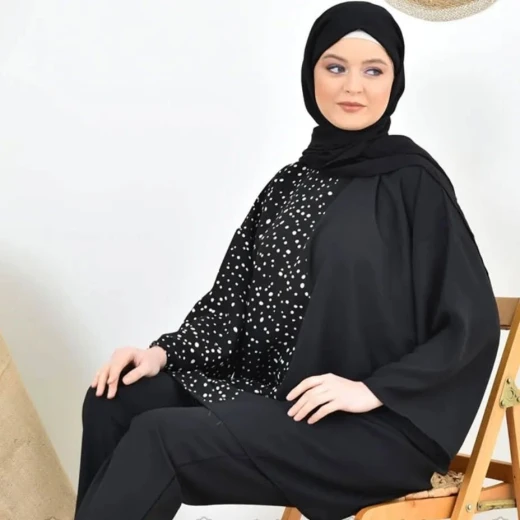 طقم سيدات محتشم مكوّن من قطعتين – تونيك بطبعة مميّزة وقصّة غير متناظرة مع بنطال واسع | إطلالة سوداء أنيقة مقاس واحد - ملابس لولو شوب - Image 3