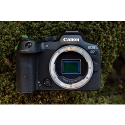 كاميرا Canon EOS R7 بدون مرآة (Body فقط) – أداء متقدم بدقة عالية وسرعة تصوير ممتازة – نظام تركيز تلقائي ذكي ودقيق – مثالية لتصوير الحركة والحياة البرية والفيديو بجودة احترافية – تصميم مدمج وخفيف مع متانة عالية للمصورين المحترفين والهواة