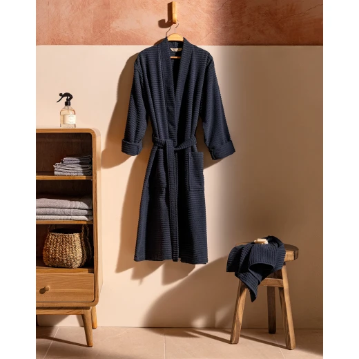 طقم روب حمام كارلا كيمونو للجنسين كحلي، قطن 100٪، مقاس L-XL، يشمل منشفة 50×90 سم، ناعم ويمتص الماء، وزن 360/400 جم/م²، صناعة تركية من مدام كوكو طقم روب حمام كارلا كيمونو للجنسين كحلي، قطن 100٪، مقاس L-XL، يشمل منشفة 50×90 سم، ناعم ويمتص الماء، وزن 360/400 جم/م²، صناعة تركية من مدام كوكو