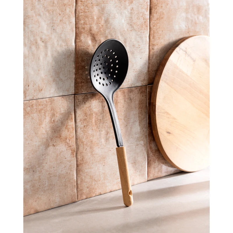 مصفاة تقديم بمقبض خشبي 10.5×34×3 سم من مدام كوكو - مدام كوكو