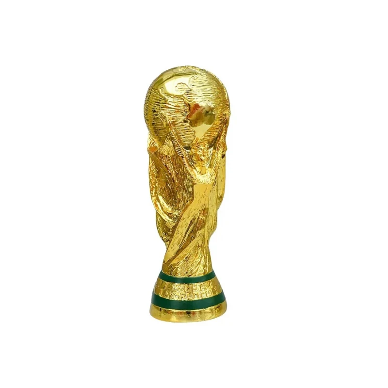 كأس العالم الذهبية 26 سم نسخة طبق الأصل، معدن مطلي بالذهب مع قاعدة خضراء  تصميم كرة أرضية مدعومة من شخصين مرفوعي اليدين نقش "كأس العالم" على القاعدة مثالية للعرض والزينة