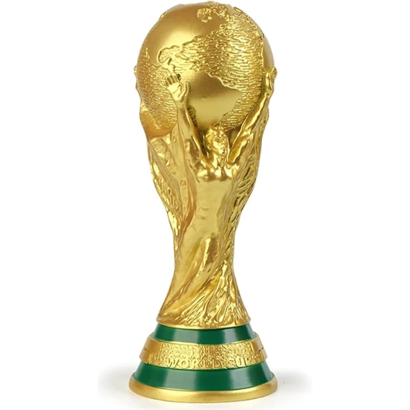 كأس العالم الذهبية 36 سمنسخة طبق الأصل، معدن مطلي بالذهب مع قاعدة خضراء  تصميم كرة أرضية مدعومة من شخصين مرفوعي اليدين نقش "كأس العالم" على القاعدة مثالية للعرض والزينة
