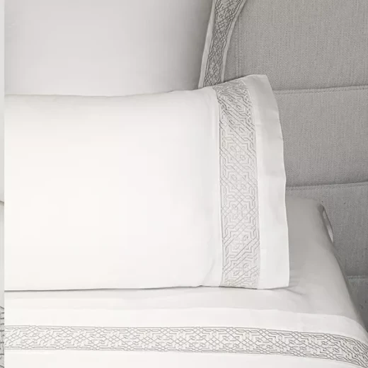 نوفا هوم Lounge طقم وجه لحاف - قطن 100% ، 400 خيط لكل انش مربع - مجوز & مجوز كبير - 7 قطع - أبيض و فضي - نوفا هوم - Image 6