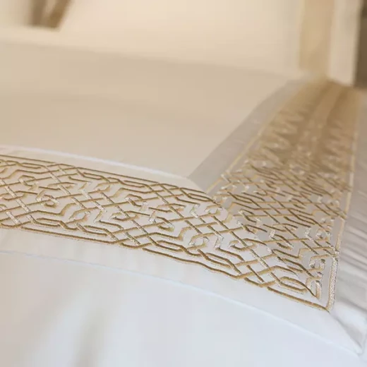 نوفا هوم Lounge طقم وجه لحاف - قطن 100% ، 400 خيط لكل انش مربع - مجوز & مجوز كبير - 7 قطع - أبيض و ذهبي - نوفا هوم - Image 13