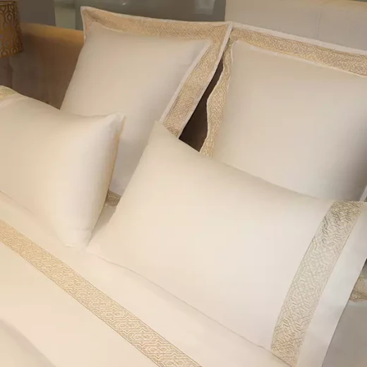 نوفا هوم Lounge طقم وجه لحاف - قطن 100% ، 400 خيط لكل انش مربع - مجوز & مجوز كبير - 7 قطع - أبيض و ذهبي - نوفا هوم - Image 16
