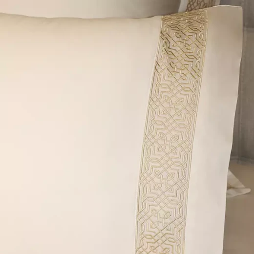 نوفا هوم Lounge طقم وجه لحاف - قطن 100% ، 400 خيط لكل انش مربع - مجوز & مجوز كبير - 7 قطع - أبيض و ذهبي - نوفا هوم - Image 6