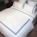 نوفا هوم Versace طقم وجه لحاف - قطن 100% ، 400 خيط لكل انش مربع - مجوز & مجوز كبير - 7 قطع - أبيض و كحلي - نوفا هوم