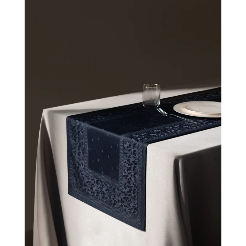 مفرش طاولة كابري أزرق كحلي، بوليستر 100٪، 45×160 سم، ديكور أنيق وعملي للطاولة، صناعة تركية من مدام كوكو - مدام كوكو