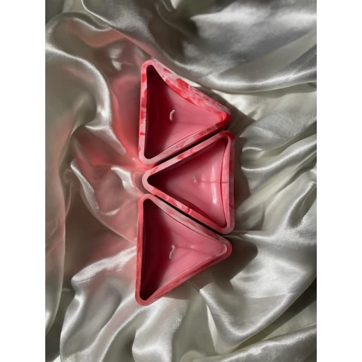 شمعة معطرة بالياسمين في قالب مثلث الشكل , أبيض وزهري , 8.5سم*8.5سم*5.5سم , 1 , ريبابل - Image 2