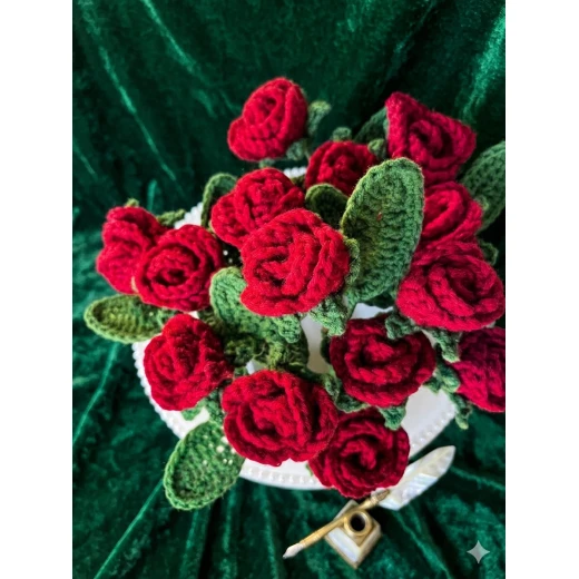 باقة ورد أحمر، تضم 15 وردة حمراء صغيرة، مصنوعة يدويًا بعناية، تنسيق زهور أنيق ورومانسي، قطعة ديكور مميزة، هدية مثالية لأعياد الميلاد وذكرى الزواج وعيد الحب والمناسبات المختلفة، مناسبة للمنزل أو المكتب - وارمي لوك - Image 3
