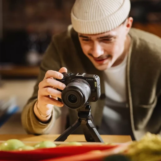 كاميرا Canon EOS R50 V مع عدسة RF-S 14-30 مم PZ، كاميرا ميرورلس مدمجة مخصصة لصناع المحتوى، تقدم تصوير عالي الجودة، فيديو وصور واضحة، عدسة واسعة بزوم، تركيز سريع، وتصميم خفيف مناسب للفلوغ والسوشيال ميديا - كانون - Image 4