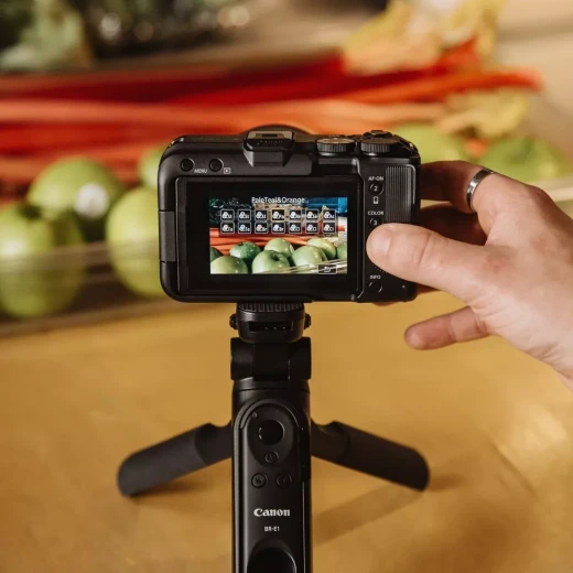 كاميرا Canon EOS R50 V مع عدسة RF-S 14-30 مم PZ، كاميرا ميرورلس مدمجة مخصصة لصناع المحتوى، تقدم تصوير عالي الجودة، فيديو وصور واضحة، عدسة واسعة بزوم، تركيز سريع، وتصميم خفيف مناسب للفلوغ والسوشيال ميديا - كانون - Image 2