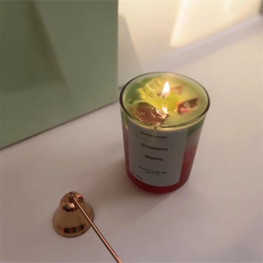 نايفيول شمعة كوب ماتشا وفراولة بطبقات شمع صويا معطر – مصنوعة يدويًا 100%، مزينة بطبقات الماتشا والفراولة مع شمع جل بشكل ثلجي لامع، ديكور فاخر وهدية مثالية للمناسبا - نيفول - Image 3