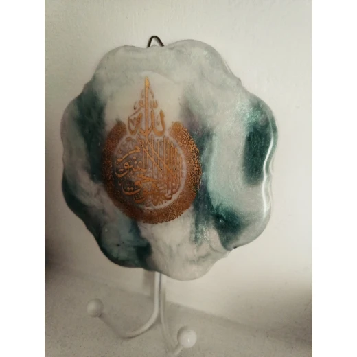Lele green and pearl keybra emblazoned with a gilded Quranic verse with a two-headed metal stand - Lele - Image 5