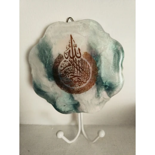 Lele green and pearl keybra emblazoned with a gilded Quranic verse with a two-headed metal stand - Lele - Image 4