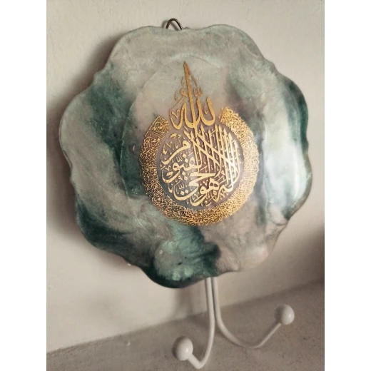 Lele green and pearl keybra emblazoned with a gilded Quranic verse with a two-headed metal stand - Lele - Image 3