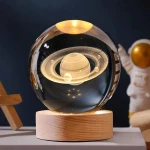 مصباح 3Dt كريستال بتصميم كوكب ساتورن ثلاثي الأبعاد قاعدة خشبية أنيقة يعمل عبر USB إضاءة LED موفرة للطاقة لديكورعصري ومثالي كهدية - ألعاب ار اس