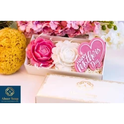 صندوق عيد الام  فاخر مصنوع يدويا من الصابون الطبيعي مفعم برائحة الورد الغنية التي تبعث على الاسترخاء والانتعاش