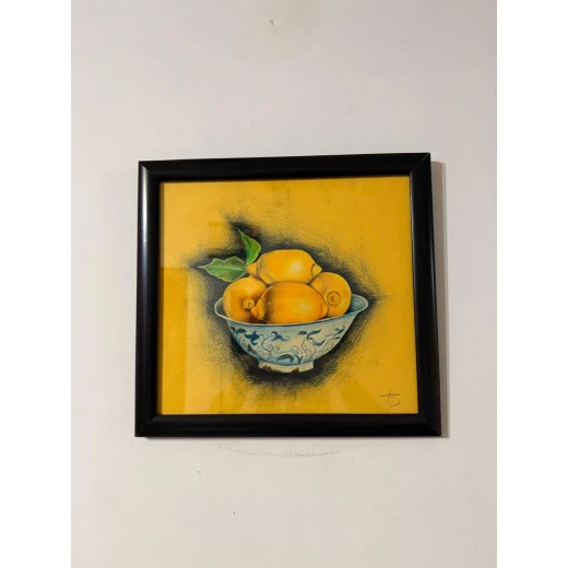 لوحة فنية يدوية لليمون 31×33 سم مرسومة بألوان الباستيل الزيتية على لوح كانسون مع إطار زجاجي وحواف خشبية"