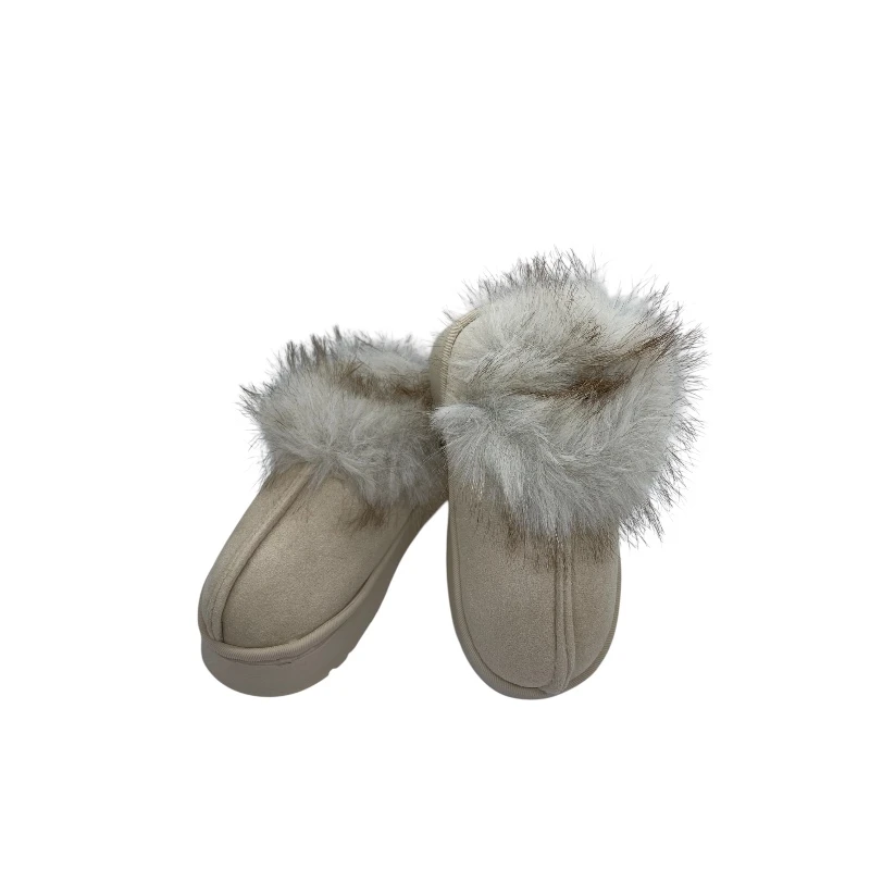 Kids’ closed fur slipper with a rubber sole, warm and comfy in a soft beige shade. Size 24-25 fits little feet perfectly and gives secure, cozy wear all day. - Aura