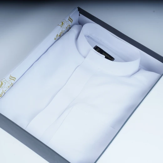 ثوب أبيض سادة رجالي، مقاس (ميديوم-62) بتصميم كلاسيكي أنيق وخياطة فاخرة من مدراز - مدراز - Image 2