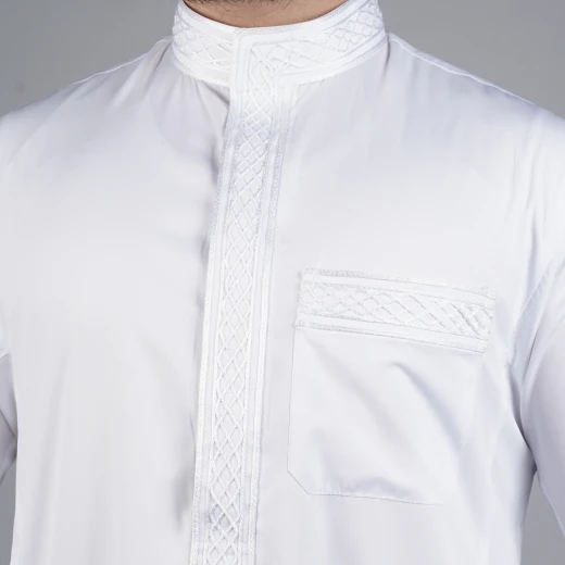 ثوب أبيض مطرّز رجالي مقاس (اكس لارج-60) بتفاصيل فاخرة وخياطة راقية من مدراز - مدراز - Image 2