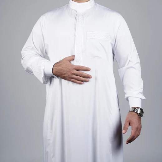 ثوب أبيض مطرّز رجالي مقاس (2 اكس لارج-60) بتفاصيل فاخرة وخياطة راقية من مدراز - مدراز - Image 3