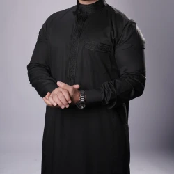 ثوب أسود مطرّز رجالي مقاس (سمول-56) بتفاصيل فاخرة وخياطة راقية من مدراز