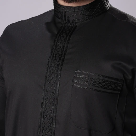 ثوب أسود مطرّز رجالي مقاس (سمول-60) بتفاصيل فاخرة وخياطة راقية من مدراز - مدراز - Image 2