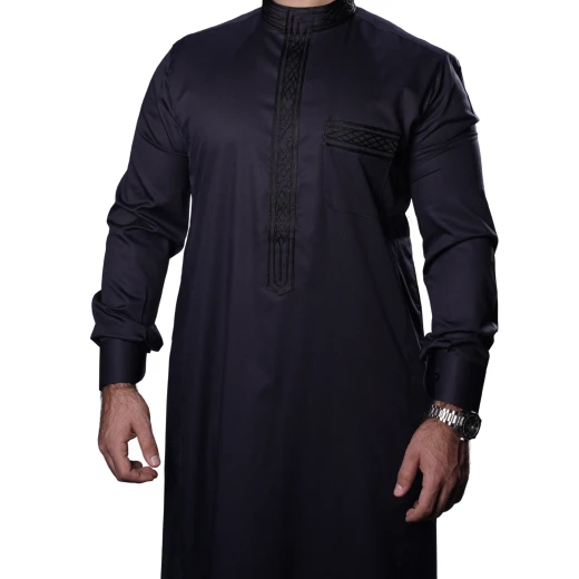 ثوب كحلي مطرّز مقاس (ميديوم-58) بتصميم أنيق ومريح للمناسبات اليومية – صناعة عالية الجودة من مدراز ثوب كحلي مطرّز مقاس (ميديوم-58) بتصميم أنيق ومريح للمناسبات اليومية – صناعة عالية الجودة من مدراز