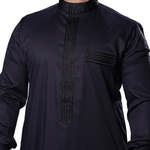 ثوب كحلي مطرّز مقاس (ميديوم-62) بتصميم أنيق ومريح للمناسبات اليومية – صناعة عالية الجودة من مدراز - مدراز - Image 3