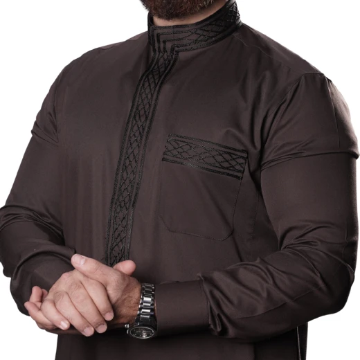 ثوب رجالي مطرز بلون بني مقاس (اكس لارج-58) – بخامة مريحة وتصميم كلاسيكي مناسب للاستخدام اليومي والمناسبات من مدراز - مدراز - Image 3