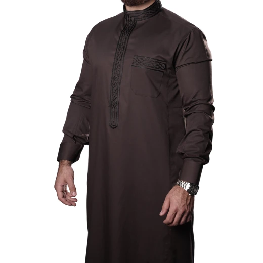 ثوب رجالي مطرز بلون بني مقاس (2 اكس لارج-56) – بخامة مريحة وتصميم كلاسيكي مناسب للاستخدام اليومي والمناسبات من مدراز ثوب رجالي مطرز بلون بني مقاس (2 اكس لارج-56) – بخامة مريحة وتصميم كلاسيكي مناسب للاستخدام اليومي والمناسبات من مدراز